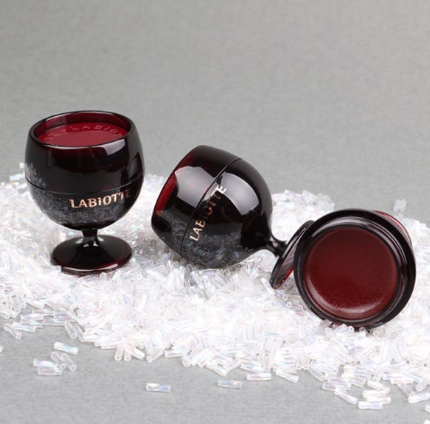 A Labiotte, uma marca de produtos de beleza da Coreia do Sul, criou uma linha de maquiagens inspiradas em vinho