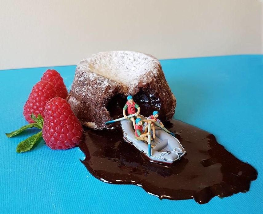 Matteo Stucchi é um chef pâtissier de Monza, na Itália, que cria mundos em miniatura para deixar as suas sobremesas ainda mais incríveis. Para acompanhar as criações, é só seguir o italiano no Instagram @idolcidigulliver