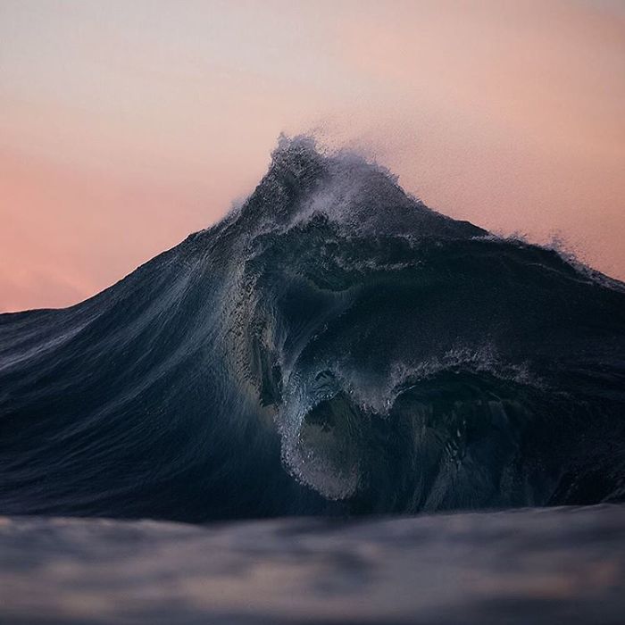 O fotógrafo australiano Lloyd Meudell resolveu se especializar em fotografar a beleza das ondas