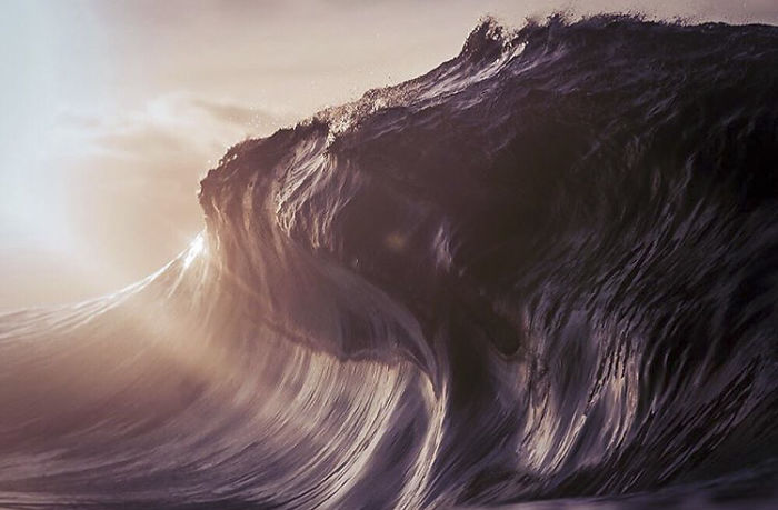 O fotógrafo australiano Lloyd Meudell resolveu se especializar em fotografar a beleza das ondas