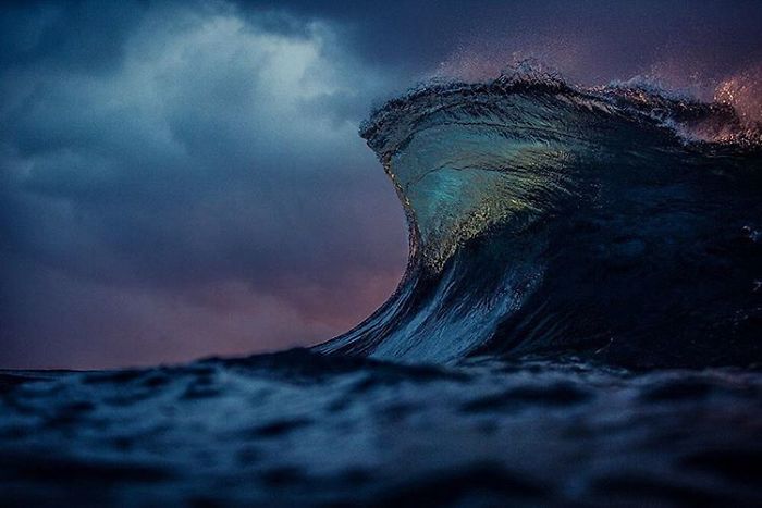 O fotógrafo australiano Lloyd Meudell resolveu se especializar em fotografar a beleza das ondas