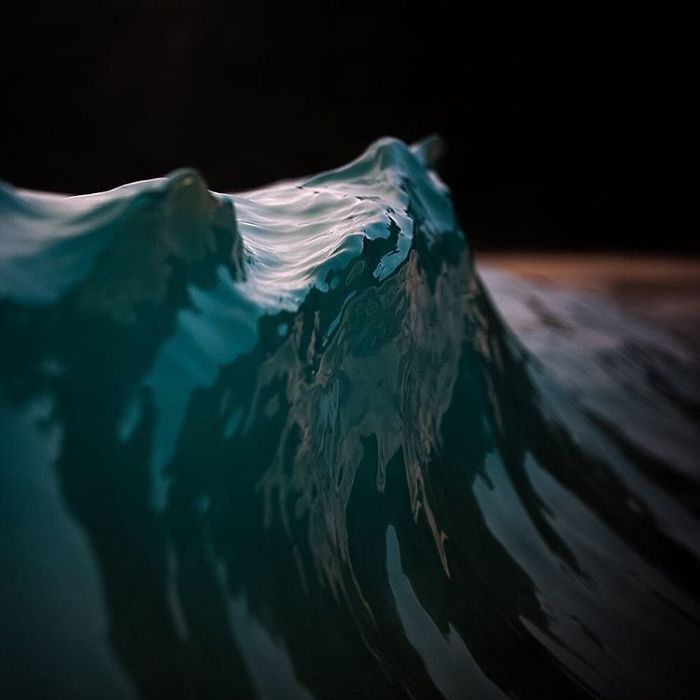 O fotógrafo australiano Lloyd Meudell resolveu se especializar em fotografar a beleza das ondas