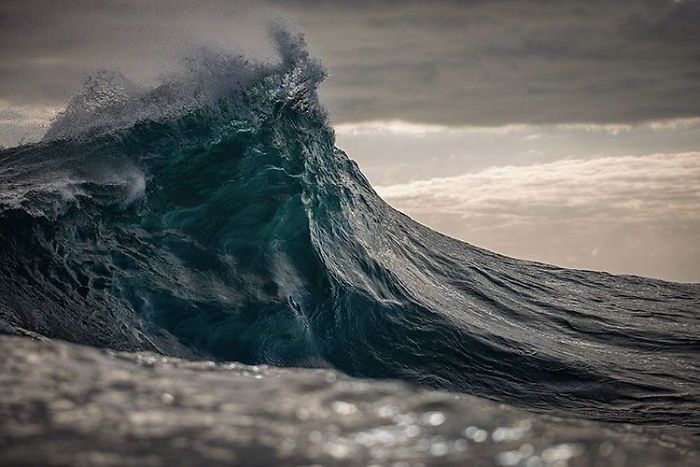 O fotógrafo australiano Lloyd Meudell resolveu se especializar em fotografar a beleza das ondas