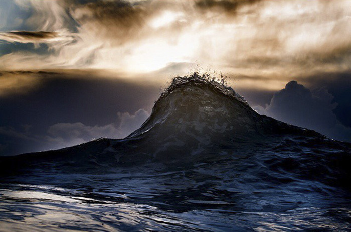 O fotógrafo australiano Lloyd Meudell resolveu se especializar em fotografar a beleza das ondas