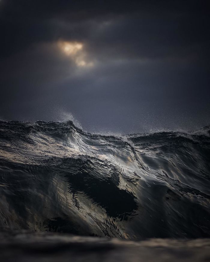 O fotógrafo australiano Lloyd Meudell resolveu se especializar em fotografar a beleza das ondas