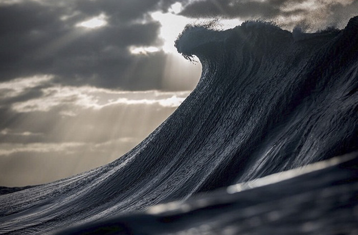 O fotógrafo australiano Lloyd Meudell resolveu se especializar em fotografar a beleza das ondas