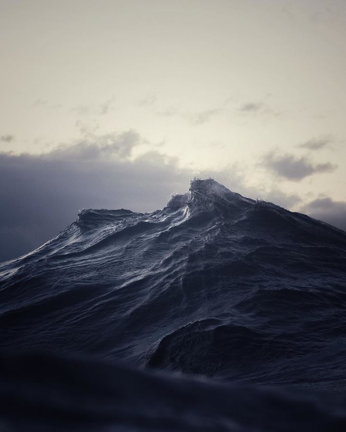 O fotógrafo australiano Lloyd Meudell resolveu se especializar em fotografar a beleza das ondas