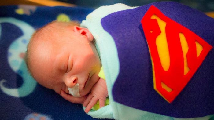 Em um hospital do Kansas, nos Estados Unidos, voluntários e enfermeiras decidiram surpreender os pais de bebês prematuros com a primeira festa de Halloween dos pequenos