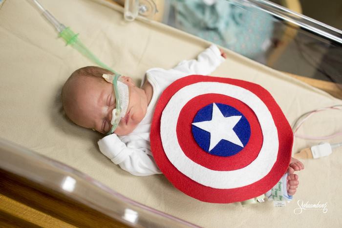 Em um hospital do Kansas, nos Estados Unidos, voluntários e enfermeiras decidiram surpreender os pais de bebês prematuros com a primeira festa de Halloween dos pequenos