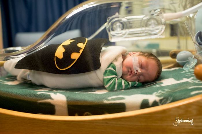 Em um hospital do Kansas, nos Estados Unidos, voluntários e enfermeiras decidiram surpreender os pais de bebês prematuros com a primeira festa de Halloween dos pequenos