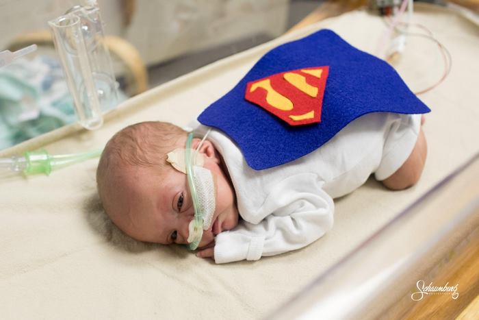 Em um hospital do Kansas, nos Estados Unidos, voluntários e enfermeiras decidiram surpreender os pais de bebês prematuros com a primeira festa de Halloween dos pequenos