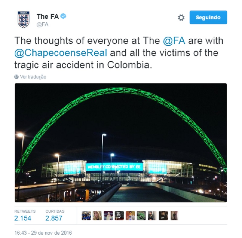 A federação inglesa coloriu o estádio com as cores da Chape
