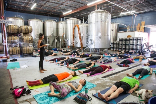 A instrutora Isabel Beltran, da Circle Brewing Company, criou um curso único de 60 minutos que combina clássicas poses de yoga com elementos do universo do bruxo. O curso ainda trocou os nomes clássicos das posições para nomes do universo de J.K Rowling. A postura do Guerreiro passou a ser chamado Feiticeiro, a da Prancha é a Nimbus 2000. Há também varinhas envolvidas...