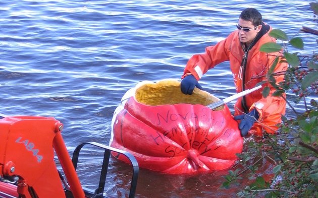 Todo ano, a cidade de Windor, no Canadá, é palco de uma animada regata em que as pessoas transformam abóboras de até 270kg em barcos personalizados