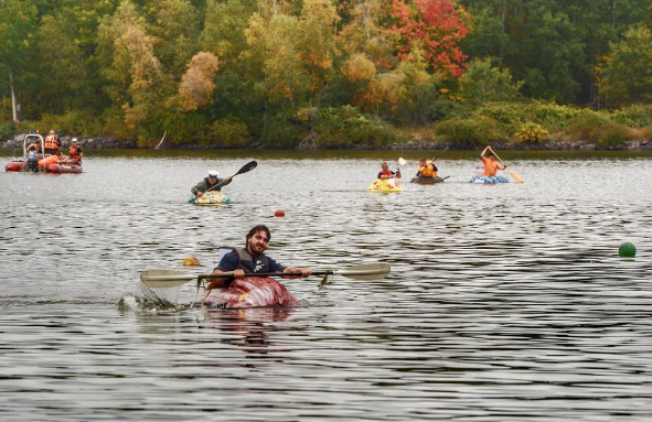 Todo ano, a cidade de Windor, no Canadá, é palco de uma animada regata em que as pessoas transformam abóboras de até 270kg em barcos personalizados