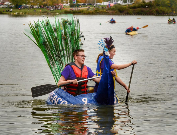 Todo ano, a cidade de Windor, no Canadá, é palco de uma animada regata em que as pessoas transformam abóboras de até 270kg em barcos personalizados