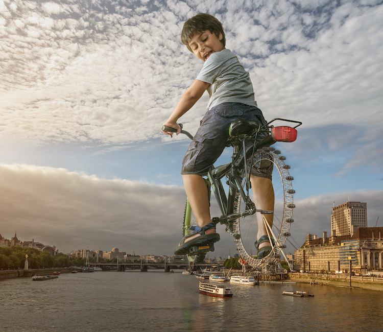 Adrian Sommelin exercita imaginação fazendo montagens do filho com Photoshop