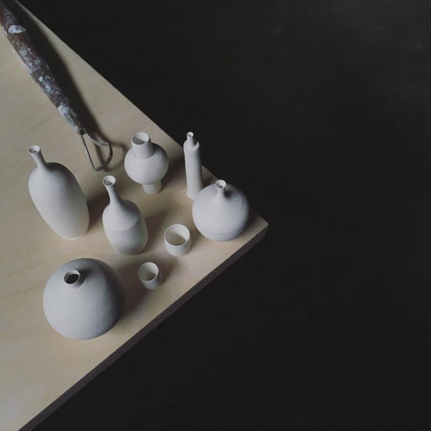 Artista faz peças de cerâmica menores que um dedo