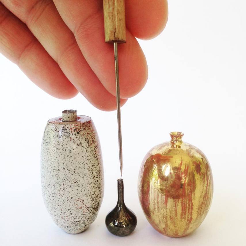 Artista faz peças de cerâmica menores que um dedo