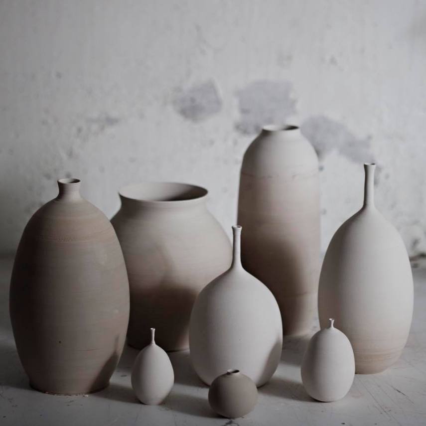 Artista faz peças de cerâmica menores que um dedo
