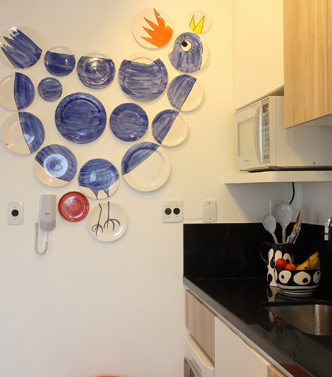 Este projeto, assinado pela arquiteta Cris Paola, tinha como objetivo deixar o apartamento mais leve sem perder a identidade do casal morador. Para isso, as salas, escritório e cozinha foram integrados e coloridos com detalhes escolhidos a dedo pelos donos.