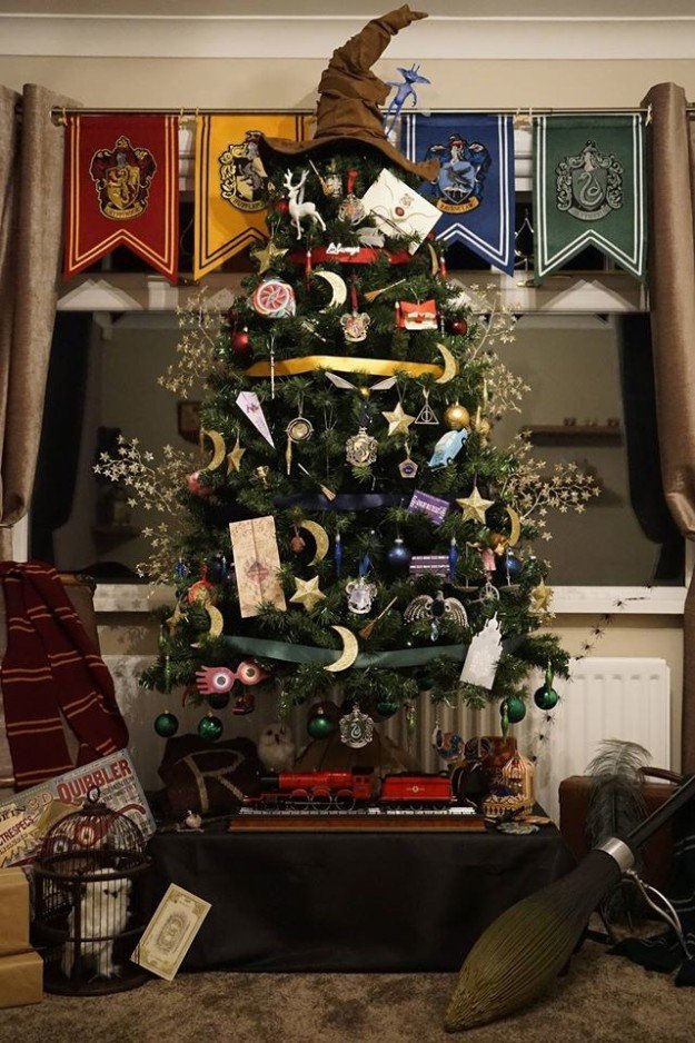 Kathryn Burnett viralizou nas redes sociais com essa árvore de Natal mágica e toda customizada!