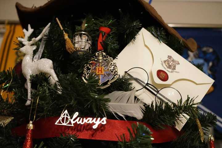 Kathryn Burnett viralizou nas redes sociais com essa árvore de Natal mágica e toda customizada!