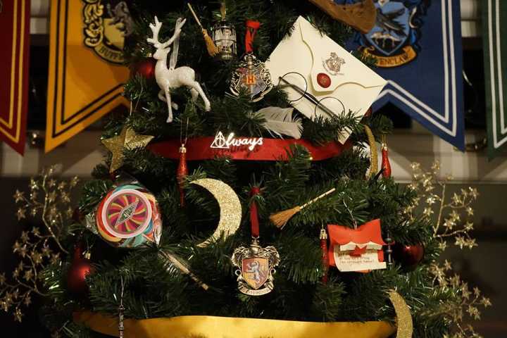Kathryn Burnett viralizou nas redes sociais com essa árvore de Natal mágica e toda customizada!