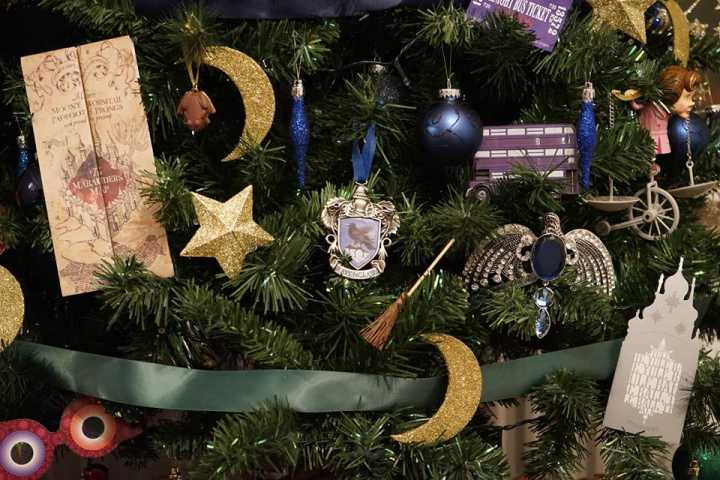 Kathryn Burnett viralizou nas redes sociais com essa árvore de Natal mágica e toda customizada!