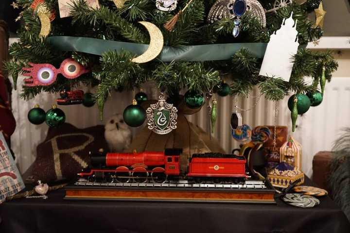 Kathryn Burnett viralizou nas redes sociais com essa árvore de Natal mágica e toda customizada!