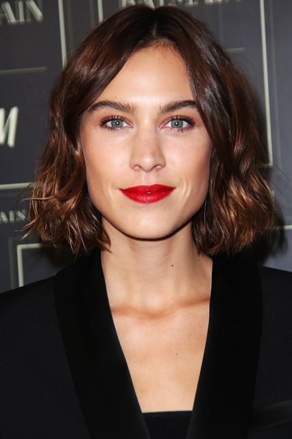 Alexa Chung não é só a dona da marca de produtos de maquiagem Eyeko, mas também participa da criação das fragrâncias, é responsável por batizar os produtos, é uma das conselheiras criativas, define as embalagens e, claro, estrela as campanhas publicitárias.