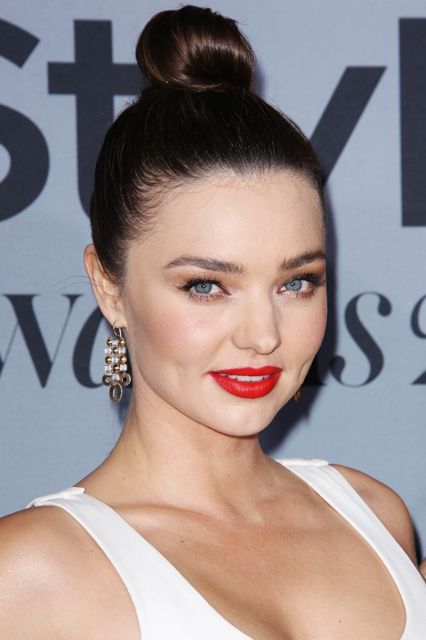 A modelo Miranda Kerr tem uma marca de produtos naturais para tratamento da pele chamada Kora Organics. Além de cremes hidratantes, tem também máscaras para o rosto e linha de cuidados para olheiras.