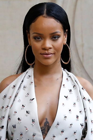 Rihanna anunciou que em breve vai lançar a Fenty, marca de cosméticos que leva um de seus sobrenomes.