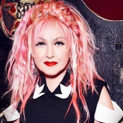A cantora Cyndi Lauper era a responsável por colocar piercings e brincos em um pequeno estúdio na sua cidade natal.