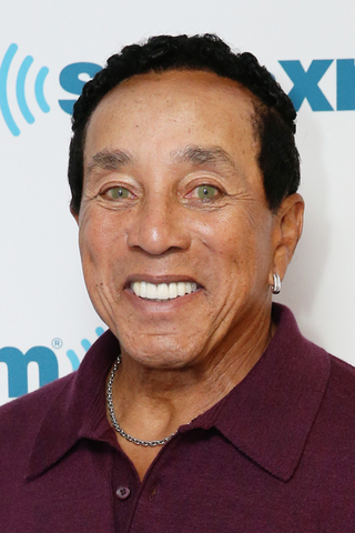 O cantor Smokey Robinson tem uma linha de produtos para tratamentos de pele chamada de My Girl.