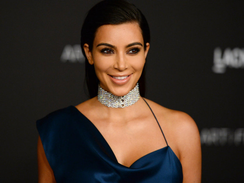 Kim Kardashian não exatamente trabalhou com beleza para se manter, mas ela disse em entrevista à revista Marie Claire que frequentou um curso de cosmetologia aos 14 anos.