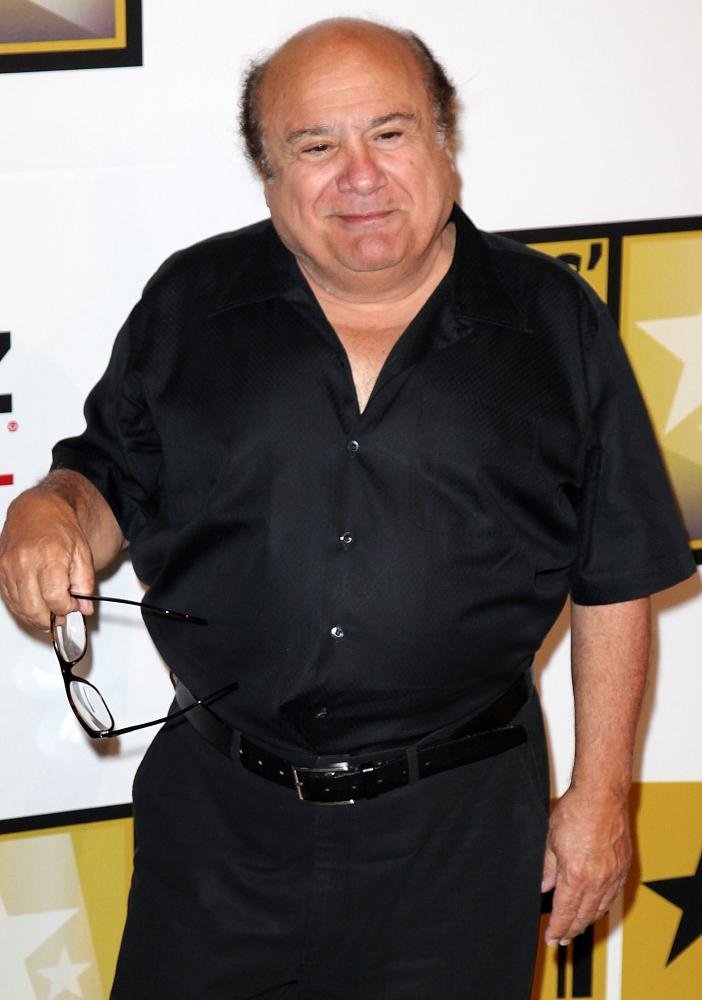 Danny DeVito, também na adolescência, ajudava sua irmã em um salão de beleza que ela tinha em New Jersey. 