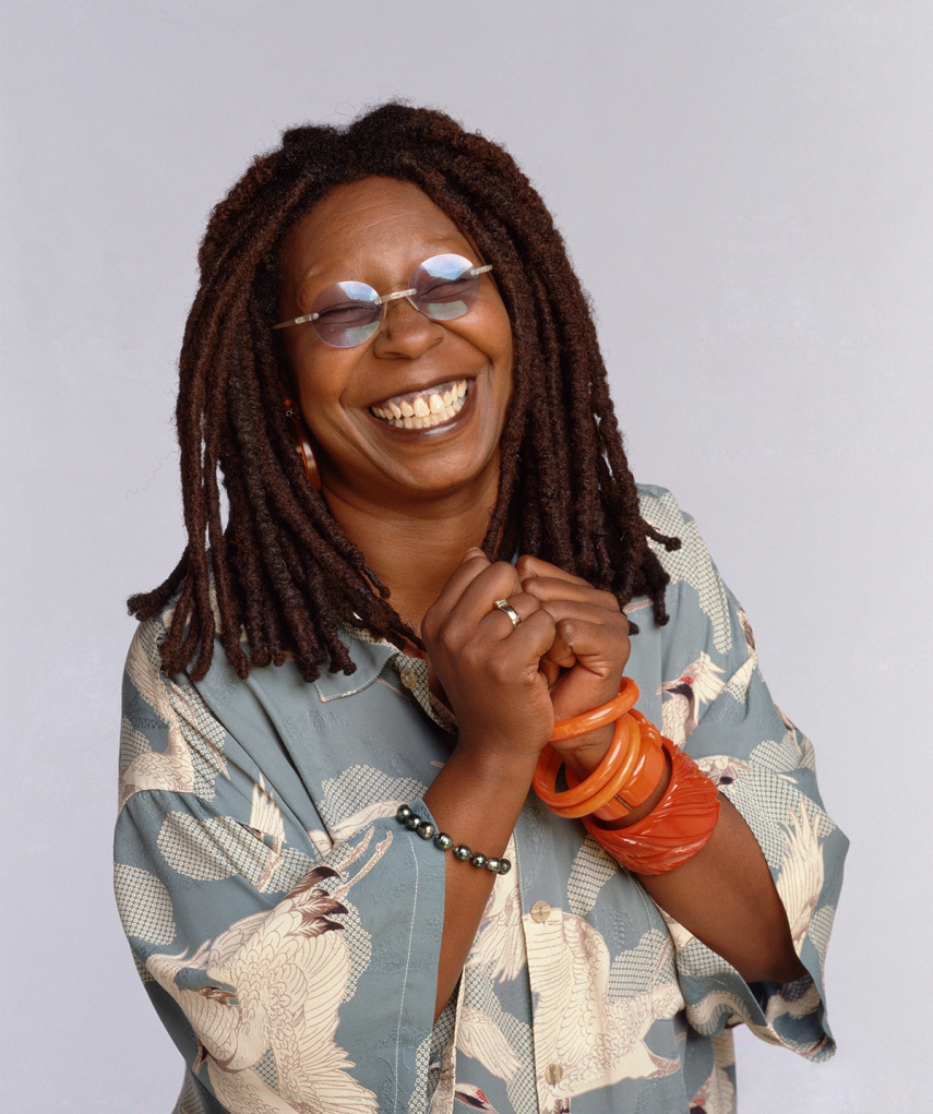 Whoopi Goldberg não trabalhou em salões de beleza, mas sim em funerárias. Ela era a responsável por cuidar do cabelo e maquiagem de defuntos. 