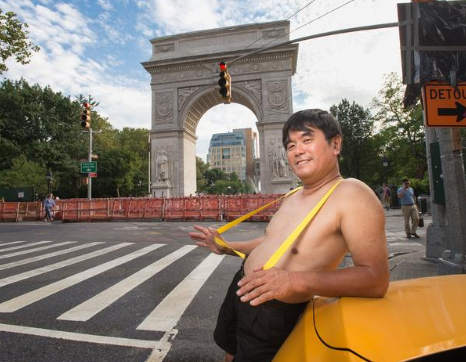 Calendário beneficente mostra lado bem-humorado dos motoristas dos icônicos táxis amarelos da cidade