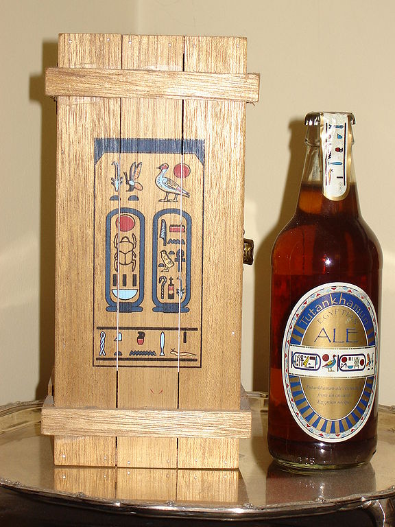 Cerveja com muita história. O arqueólogo Barry Kemp encontrou o túmulo da rainha Nefertiti, no Egito, nos anos 90. E, junto dele, haviam barris de cerveja que foram reutilizados na produção de mil garrafas da bebida em parceira com a cervejaria escocesa Jim Merrington. A primeira garrafa foi vendida por R$ 17,9 mil.