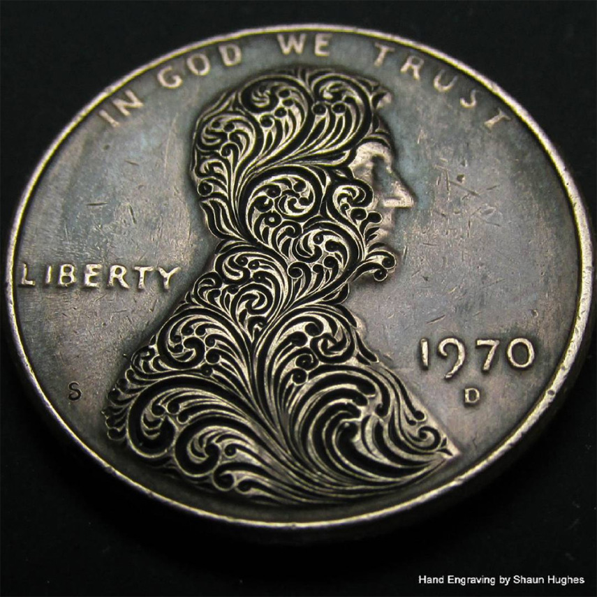 Motivos florais gravados em moedas parecem tatuagens