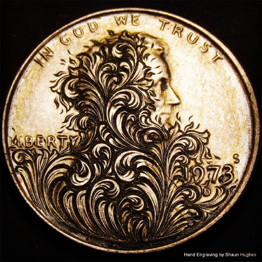 Motivos florais gravados em moedas parecem tatuagens