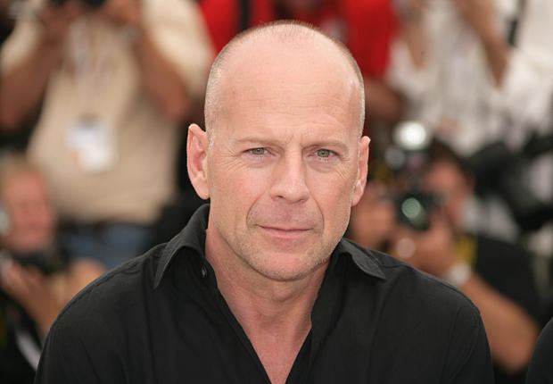 Bruce Willis, em 1987, farreou no comercial da Seagrams, uma destilaria canadense.