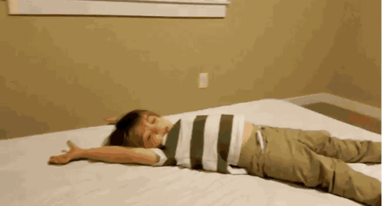 Benjamin, de 4 anos, tinha problemas para dormir no próprio quarto. Com o novo teto estrelado, porém, a dificuldade foi embora! <3