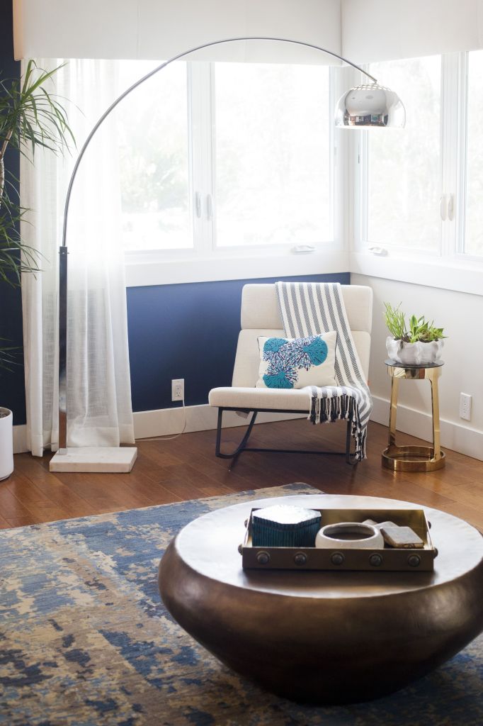 20) Valorize os cantos com pequenos móveis, plantas ou luminárias. Redescubra a casa!