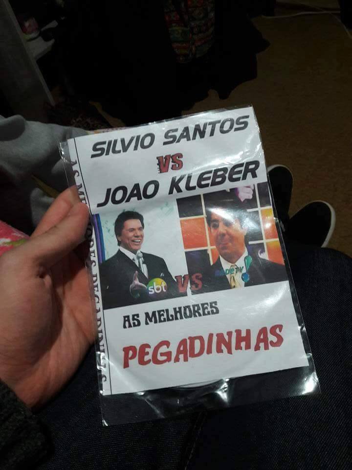 Tudo bem, não sabemos a procedência disso e que é um DVD muito pirata, mas quem não quer esse mashup???