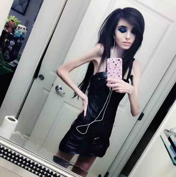 Eugenia Cooney tem mais de um milhão de inscritos no canal de vídeo e quase 500 mil seguidores no Instagram. Mas, nos comentários, só se fala de uma coisa: a magreza excessiva e preocupante da adolescente que pesaria, segundo a imprensa americana, 27 quilos