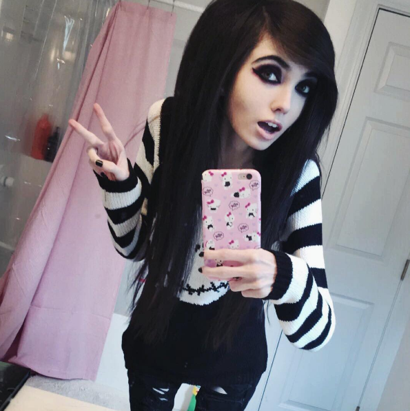 Eugenia Cooney tem mais de um milhão de inscritos no canal de vídeo e quase 500 mil seguidores no Instagram. Mas, nos comentários, só se fala de uma coisa: a magreza excessiva e preocupante da adolescente que pesaria, segundo a imprensa americana, 27 quilos