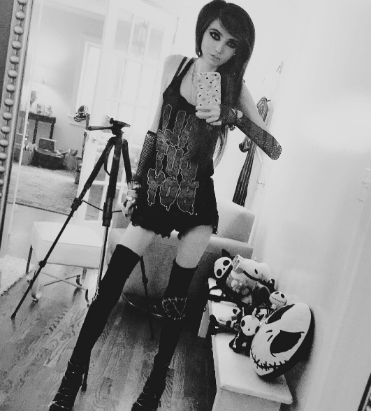 Eugenia Cooney tem mais de um milhão de inscritos no canal de vídeo e quase 500 mil seguidores no Instagram. Mas, nos comentários, só se fala de uma coisa: a magreza excessiva e preocupante da adolescente que pesaria, segundo a imprensa americana, 27 quilos