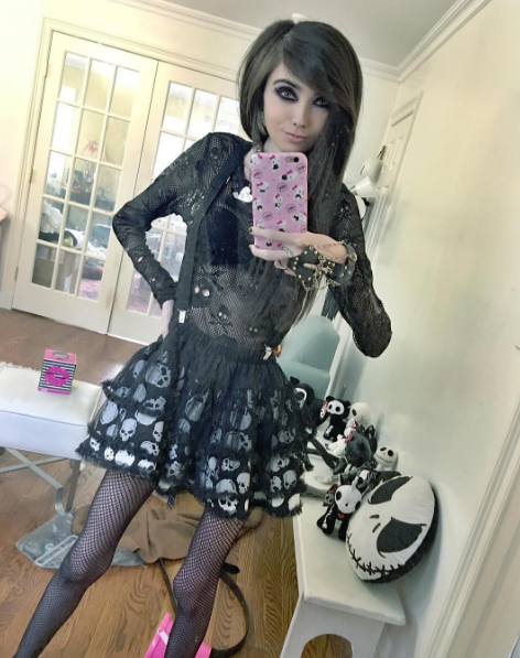 Eugenia Cooney tem mais de um milhão de inscritos no canal de vídeo e quase 500 mil seguidores no Instagram. Mas, nos comentários, só se fala de uma coisa: a magreza excessiva e preocupante da adolescente que pesaria, segundo a imprensa americana, 27 quilos